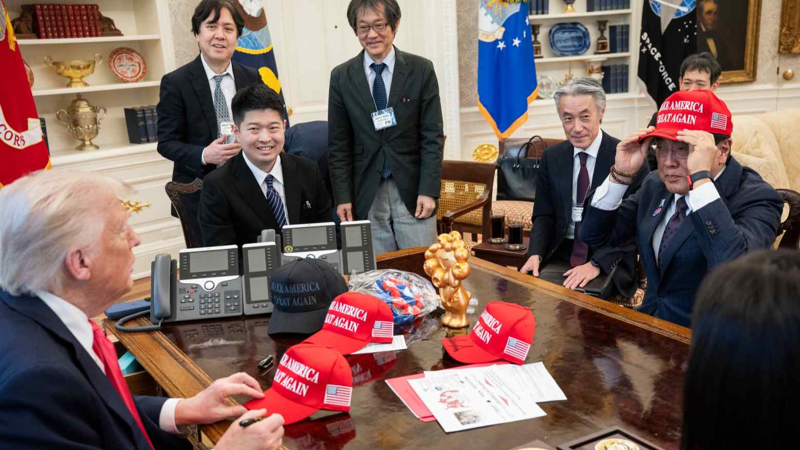 Tổng thống Mỹ Donald Trump gặp đặc phái viên thương mại Nhật Bản Ryosei Akazawa và phái đoàn đàm phán của Nhật tại Phòng Bầu dục của Nhà Trắng vào ngày 16/4/2025 - Ảnh: Nhà Trắng
