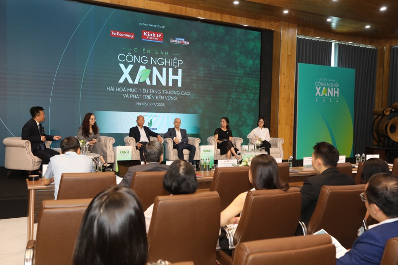 Phiên toạ đàm: “Hài hòa mục tiêu tăng trưởng cao và phát triển bền vững” trong khuôn khổ Diễn đàn Công nghiệp xanh 2025. Ảnh: Việt Dũng.