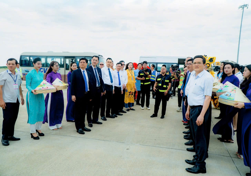 Vietnam Airlines phối hợp với UBND thành phố Huế tổ chức sự kiện đón hành khách thứ 350 triệu