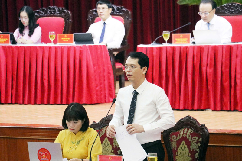 Giám đốc Sở Tài chính Nghệ An Trịnh Thanh Hải trả lời chất vấn. Ảnh: Thương Huyền