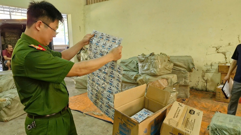 Cuối tháng 5/2025, một đường dây vận chuyển, tiêu thụ hàng giả quy mô lớn hoạt động liên tỉnh đã bị Phòng Cảnh sát điều tra tội phạm về kinh tế, tham nhũng, buôn lậu và môi trường - Công an tỉnh Nghệ An triệt phá.