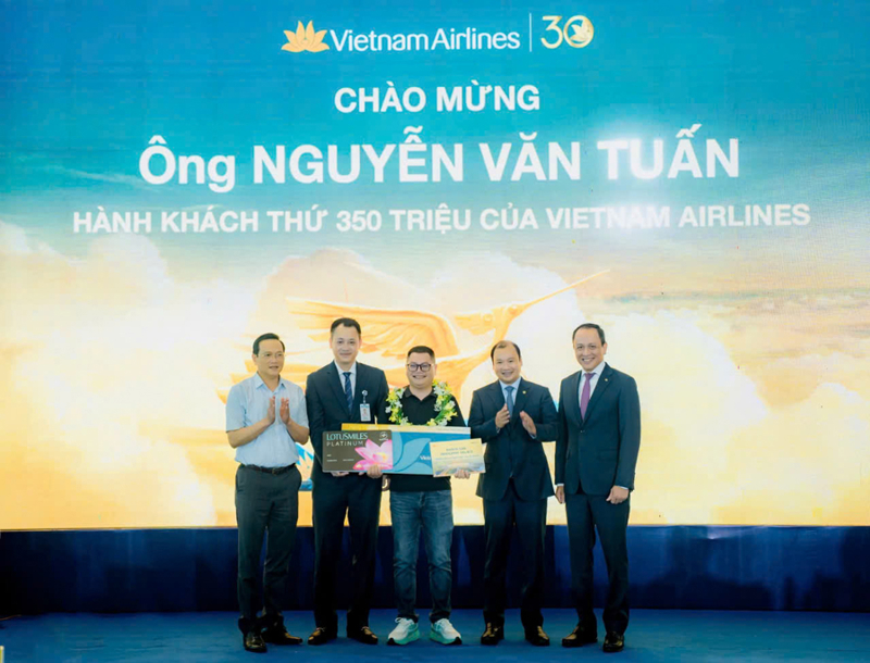 The welcome ceremony was held at Phu Bai International Airport in central Hue city.