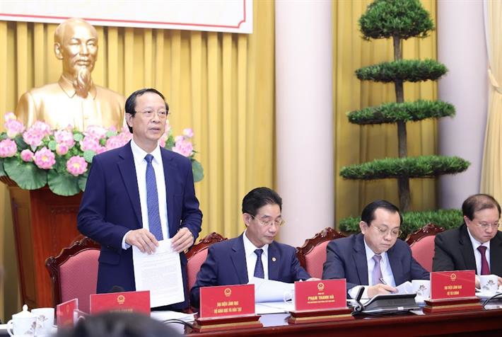 Thứ trưởng Thường trực Phạm Ngọc Thưởng trao đổi các nội dung mà báo chí quan tâm. Ảnh: MOJ.