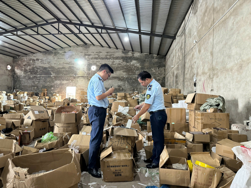 Kho hàng nằm trong khuôn viên Công ty cổ phần thương mại Đồng Tâm, phường Móng Cái 3, tỉnh Quảng Ninh.