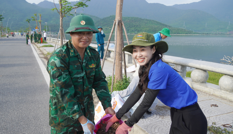 Cán bộ, chiến sĩ biên phòng, dân quân, đoàn viên thanh niên xã Chân Mây – Lăng Cô tích cực thu gom rác thải