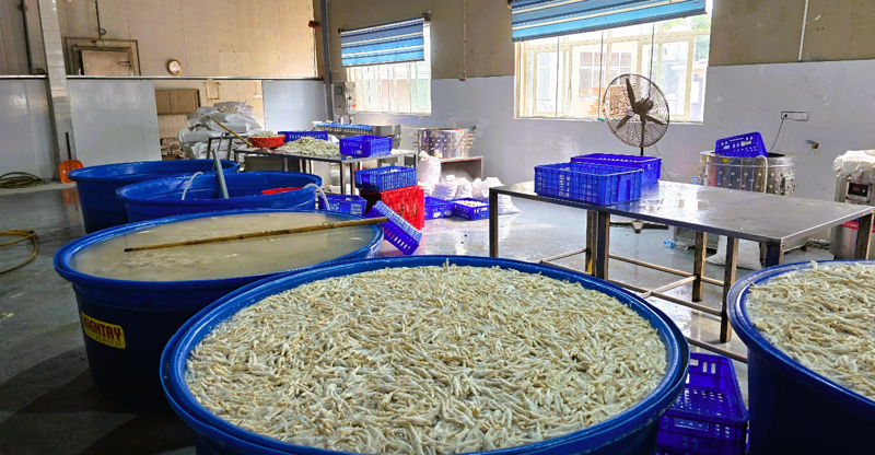 Hình ảnh chân gà ngâm hóa chất tại kho đông lạnh Thanh Bình.