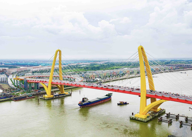Ngày 15/7/2025 - Cầu Hoàng Gia do Tập đoàn Vingroup đầu tư, kết nối trực tiếp dự án Vinhomes Royal Island với trung tâm thành phố đã chính thức thông xe, rút ngắn thời gian di chuyển từ Vũ Yên tới trung tâm chỉ trong 5 phút.