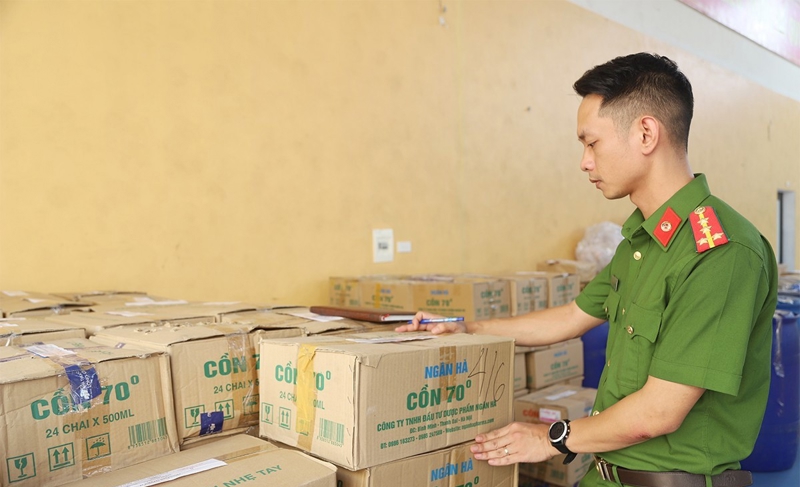 Cơ quan công an khám xét xưởng sản xuất của Công ty TNHH Đầu tư Dược phẩm Ngân Hà