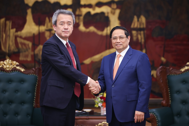 PM Pham Minh Chinh (R) receives CEO of Marubeni Corporation, Masayuki Omoto, on July 14. (Photo: VGP)