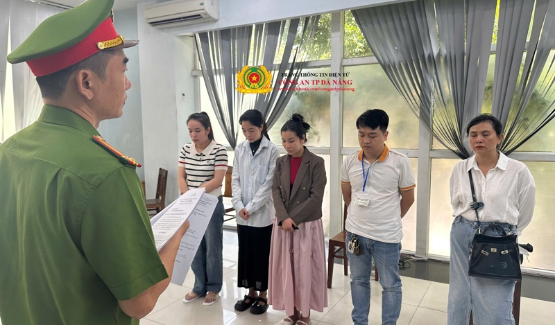 Công an tống đạt quyết định khởi tố vụ án, khởi tố bị can. Ảnh: Cổng thông tin điện tử Công an TP Đà Nẵng.