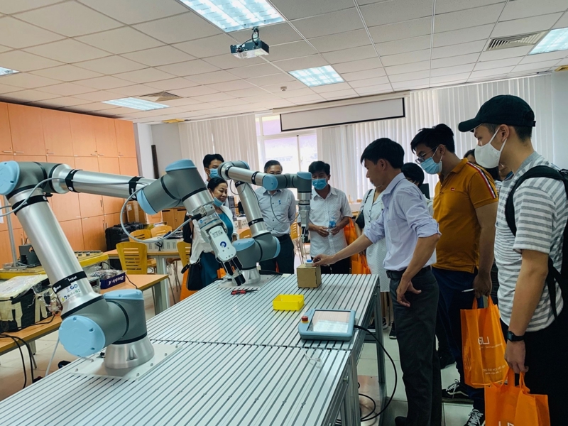 Chương trình đào tạo tại các trường đại học cần chuyển hướng sang đào tạo dựa trên trải nghiệm thực tiễn. Ảnh minh họa