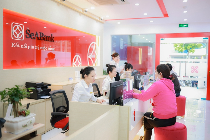 Khách hàng giao dịch tại SeABank.