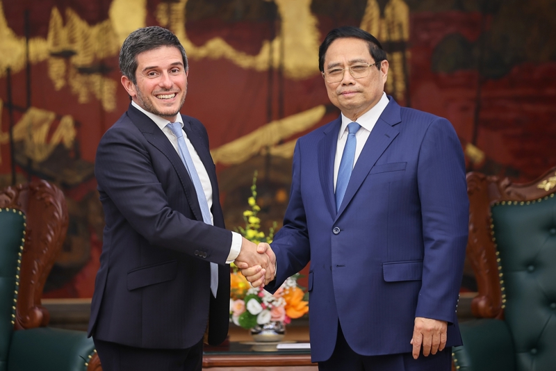 PM Pham Minh Chinh (right) meets with FTSE Russell’s Global Head of Equity and Multi Asset Gerald Toledano on July 17. (Photo: VGP)