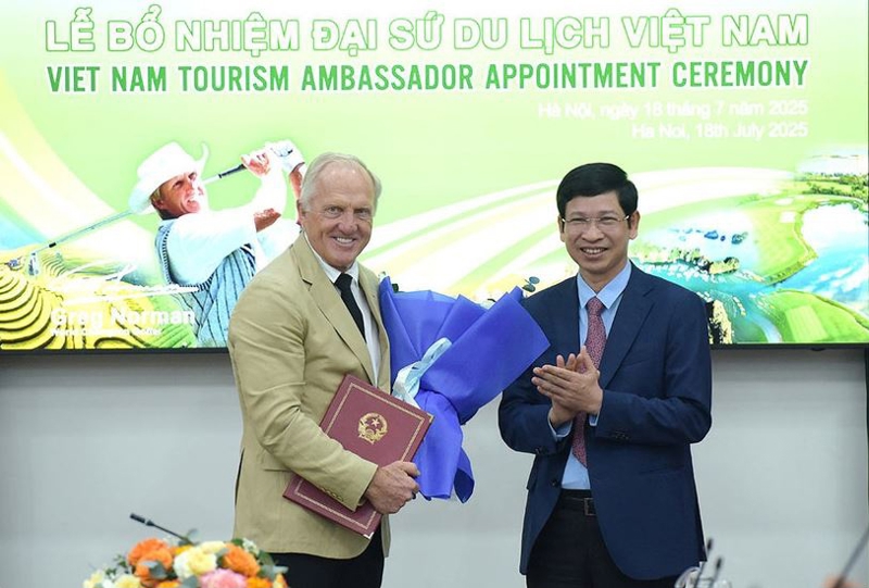 Deputy Minister of Culture, Sports, and Tourism Ho An Phong (R) officially presents the decision appointing global golf legend Gregory John Norman as Vietnam’s Tourism Ambassador for the 2025–2030 term. (Photo: titc.vn)