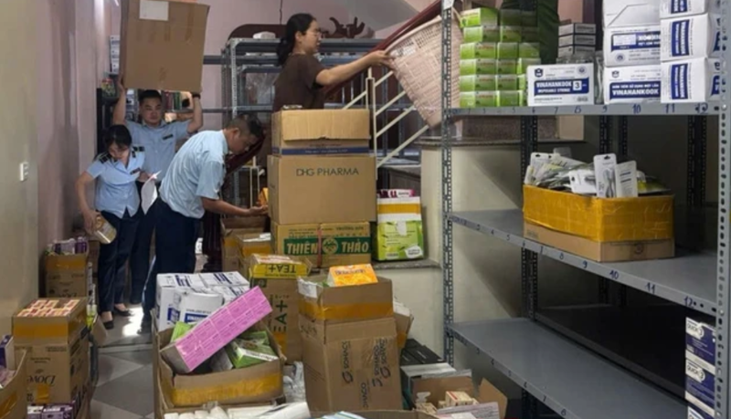 Lực lượng chức năng kiểm tra kho hàng của Công ty TNHH dược phẩm quốc tế An Phát