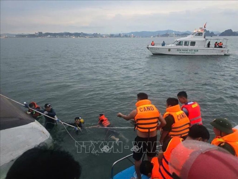 Lực lượng chức năng tiếp cận tàu đắm tiến hành cứu hộ, cứu nạn. Ảnh: Thanh Vân - TTXVN.