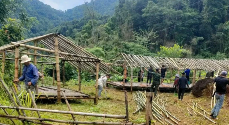 Xã Na Mèo huy động các lực lượng dựng lán tạm, sẵn sàng di dời người dân bản Cha Khót đến nơi an toàn trong tình huống sạt lở đất.