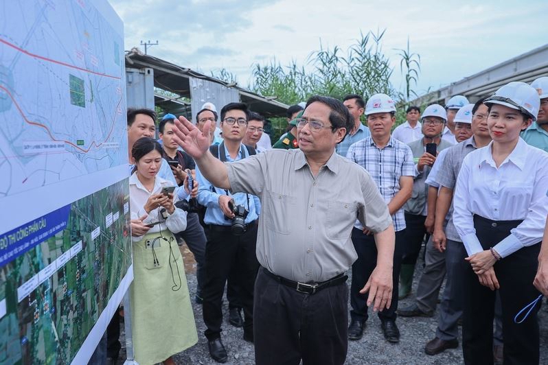 Prime Minister Pham Minh Chinh inspected the construction progress of the  Cao Lanh – An Huu expressway on July 21 (Photo: VGP)