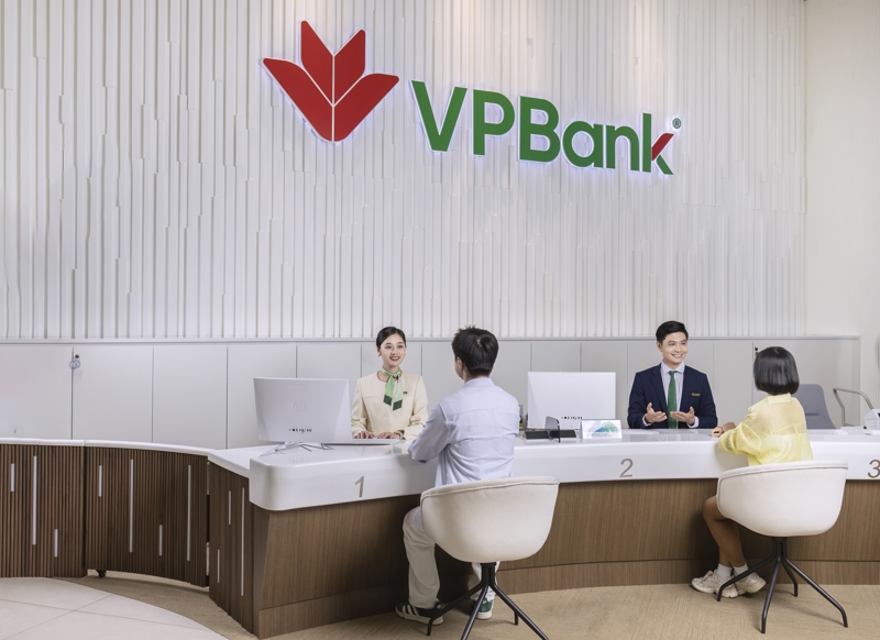 Khách hàng giao dịch tại VPBank.