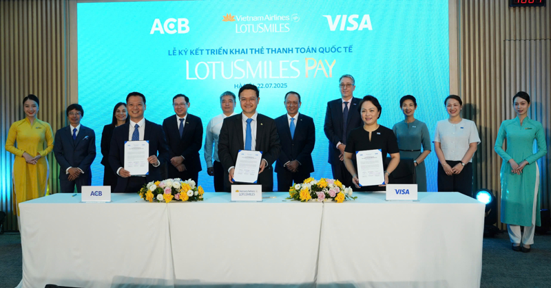 Vietnam Airlines hợp tác cùng ACB và Visa ra mắt thẻ hội viên tích hợp thanh toán Lotusmiles Pay.