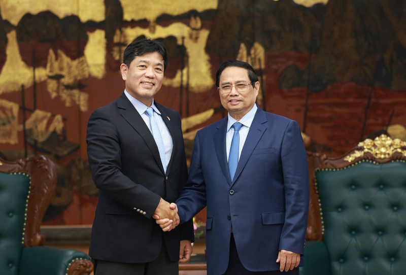 Prime Minister Pham Minh Chinh (R) receives Yukihito Honda, CEO of the Sumitomo Corporation's Urban Infrastructure Development Group in Hanoi on July 22. (Photo: VNA)