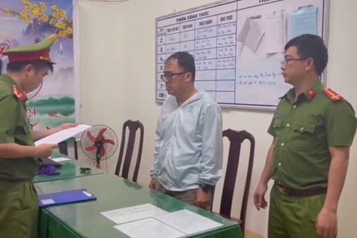 The Dak Lak Province's Investigation Police Agency serves the decision to press charges against one of the suspects.