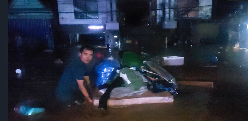 Người dân xã Mường Xén chạy lũ trong đêm 22/7