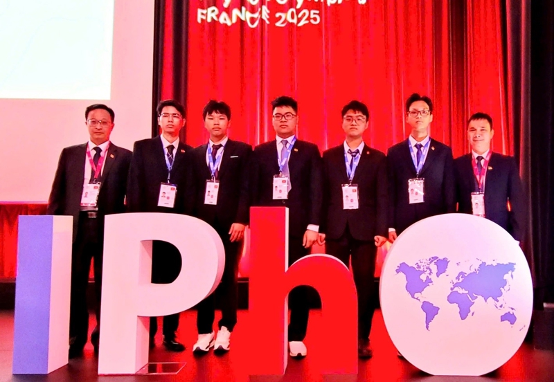 Đội tuyển IPhO 2025 (từ trái sang phải): PGS.TS Đặng Đức Vượng, Phó Trưởng đoàn; em Nguyễn Công Vinh (Huy chương Bạc); Em Nguyễn Thế Quân (Huy chương Vàng); Em Trương Đức Dũng (Huy chương Bạc); Em Lý Bá Khôi (Huy Chương Bạc); Em Trần Lê Thiện Nhân (Huy chương Bạc); PGS.TS Đỗ Danh Bích, Trưởng đoàn.