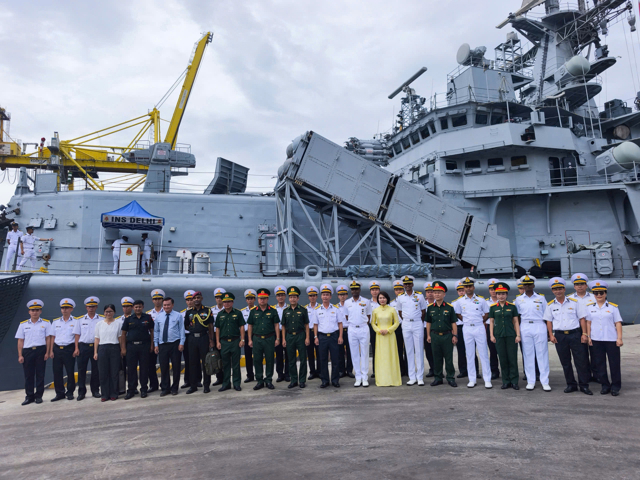 Đại diện lãnh đạo TP. Đà Nẵng, Quân khu 5 và Vùng 3 Hải quân đón tiếp thủy thủ đoàn tàu quân sự Ấn Độ. - Ảnh: Quang Hiếu