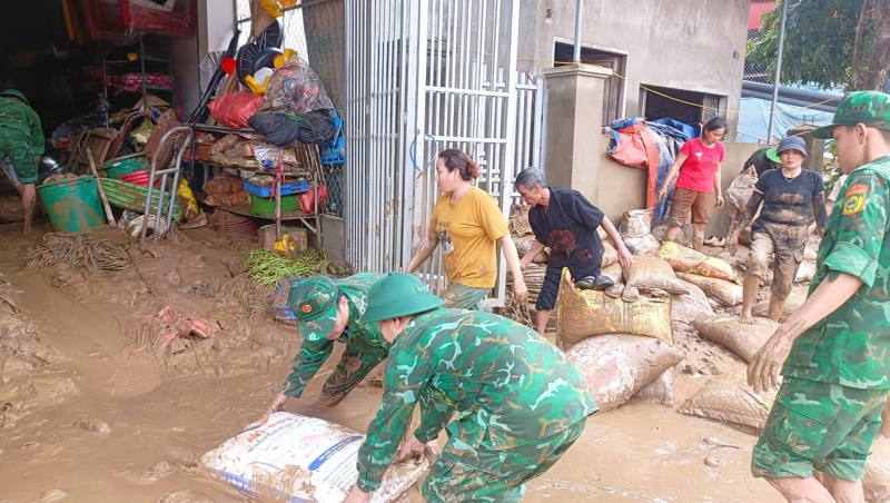 Bộ tư lệnh Quân khu 4 đã điều động gần 10.000 cán bộ, chiến sĩ bộ đội thường trực và dân quân tự vệ giúp nhân dân khắc phục hậu quả thiên tai.