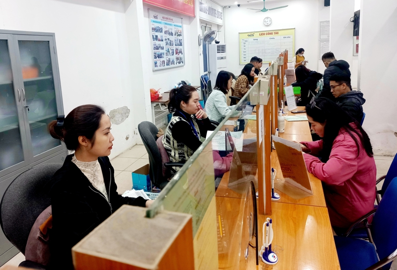 Người lao động làm thủ tục hưởng bảo hiểm thất nghiệp trực tiếp tại Trung tâm Dịch vụ việc làm Hà Nội. Ảnh: Thu Hằng.