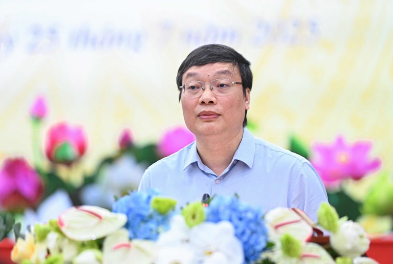 Thứ trưởng Bộ Nội vụ Trương Hải Long thông tin về việc giải quyết chế độ, chính sách cho công chức nghỉ việc. Ảnh: Hải Long.