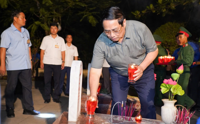 Thủ tướng Chính phủ Phạm Minh Chính thắp nến tri ân các phần mộ tại Nghĩa trang liệt sĩ quốc gia Trường Sơn.