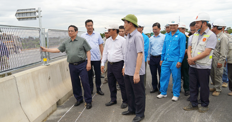 Thủ tướng Phạm Minh Chính kiểm tra, khảo sát tại công trình Đường bộ cao tốc Bắc Nam phía Đông, đoạn Vạn Ninh - Cam Lộ