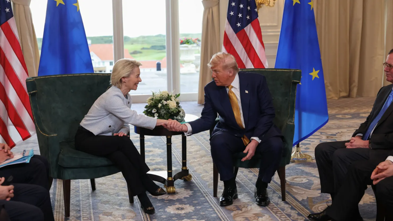 Tổng thống Mỹ Donald Trump bắt tay Chủ tịch EC Ursula von der Leyen trong cuộc họp tại Scotland ngày 27/7 - Ảnh: Getty Images
