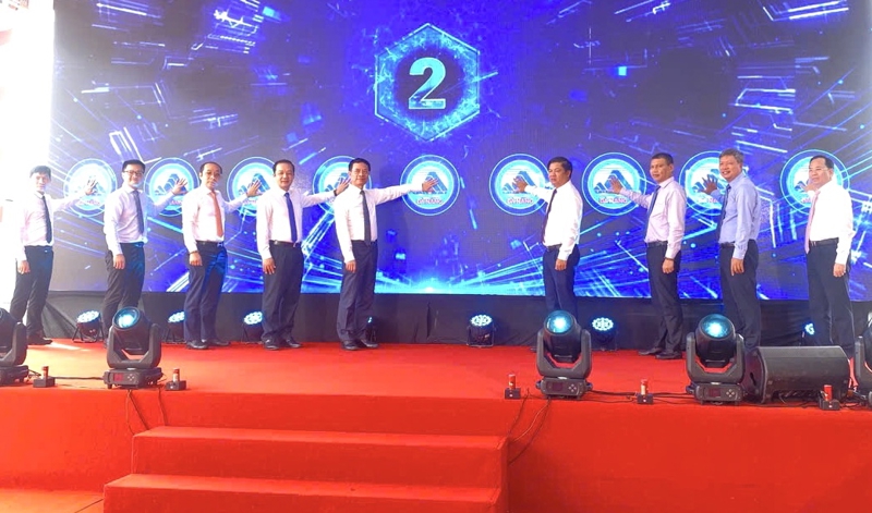 Lãnh đạo Bộ Khoa học và Công nghệ cùng lãnh đạo thành phố Đà Nẵng thực hiện nghi thức khởi động dự án Phòng thí nghiệm phục vụ sản xuất công nghệ đóng gói tiên tiến tại Công viên phần mềm Đà Nẵng số 2.