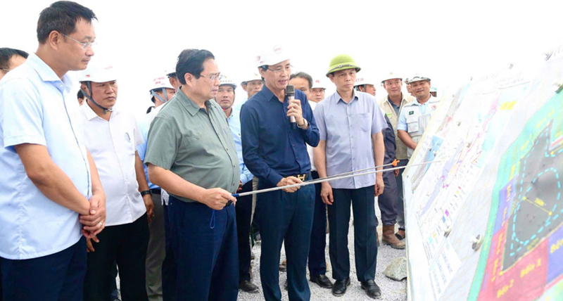 Prime Minister Pham Minh Chinh examines construction site of My Thuy port in Quang Tri province on July 27.