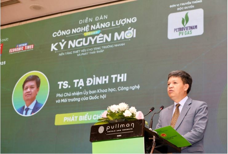 Dr. Ta Dinh Thi, Vice Chairman of the National Assembly’s Committee for Science, Technology and Environment, is addressing the forum. (Photo: Tri Phong)