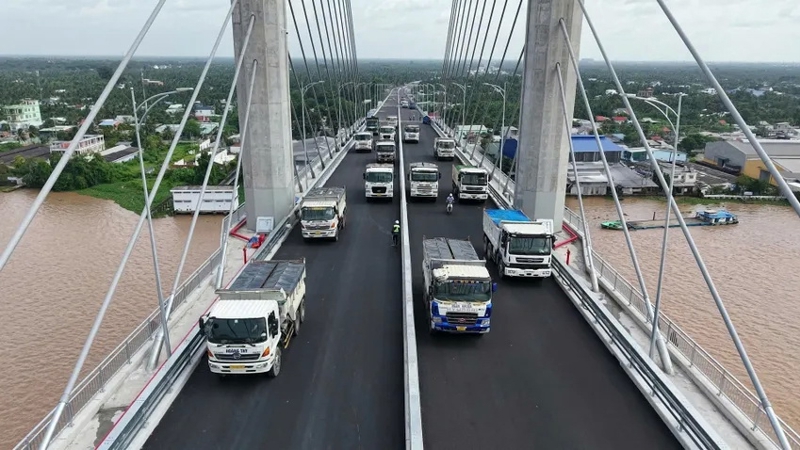 Hàng chục xe tải nặng đầy tải đồng loạt qua cầu Rạch Miễu 2 ngày 29/7 vừa qua để thử tải công trình trước khi đưa vào sử dụng. Ảnh: Hoa Phượng