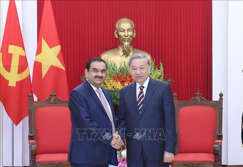 General Secretary of the Communist Party of Vietnam To Lam (Right) received Mr. Gautam Adani on July 30. (Photo: VNA) 