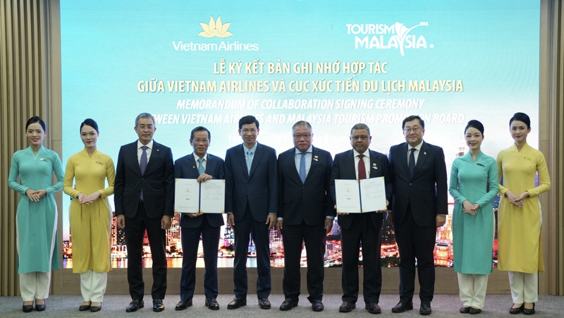 Các đại biểu chụp ảnh kỷ niệm sau Lễ ký kết