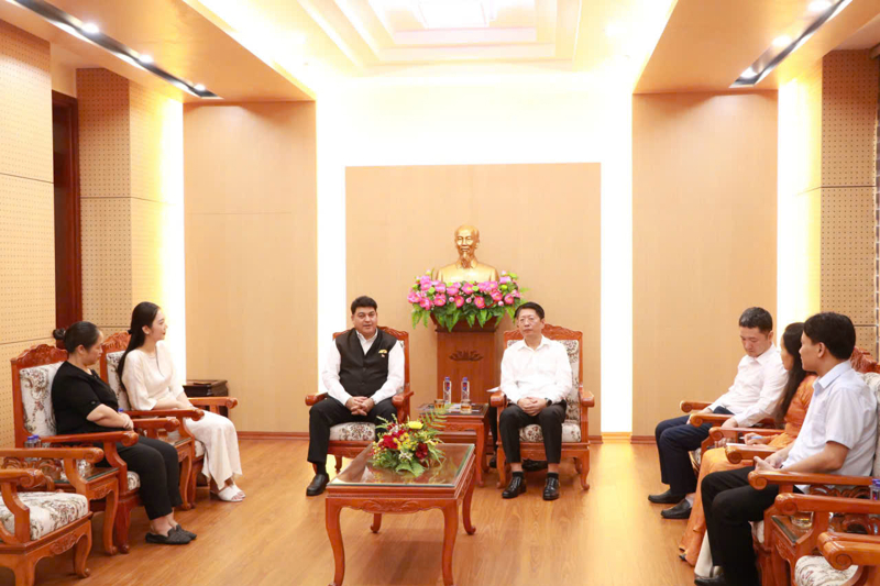 Tiếp đoàn làm phim Ấn Độ