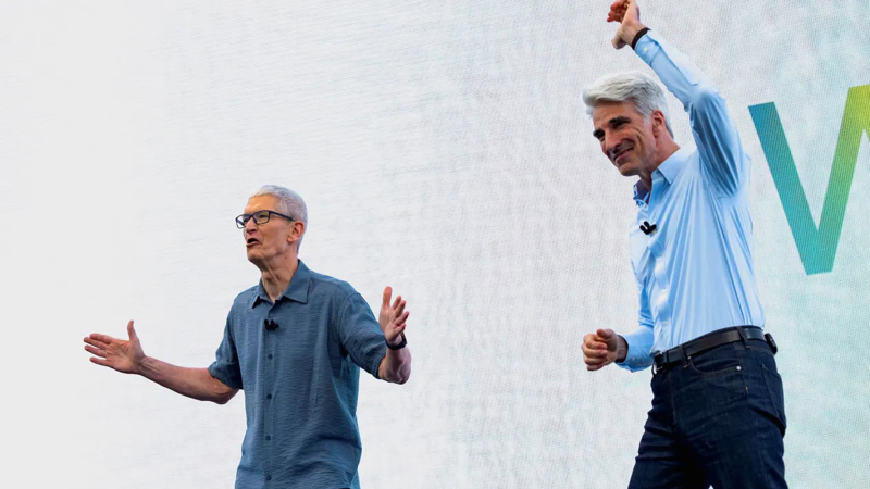 Giám đốc Điều hành Apple Tim Cook và Phó Chủ tịch cấp cao về kỹ thuật phần mềm Craig Federighi phát biểu trong Hội nghị các nhà phát triển toàn cầu thường niên của Apple