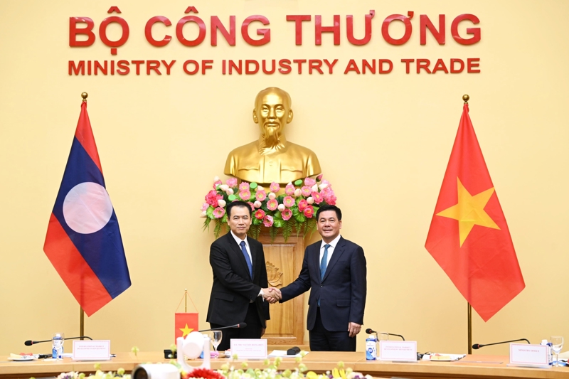 Bộ trưởng Bộ Công Thương Nguyễn Hồng Diên hội đàm chính thức với Bộ trưởng Bộ Công Thương Lào Malaithong Kommasith.