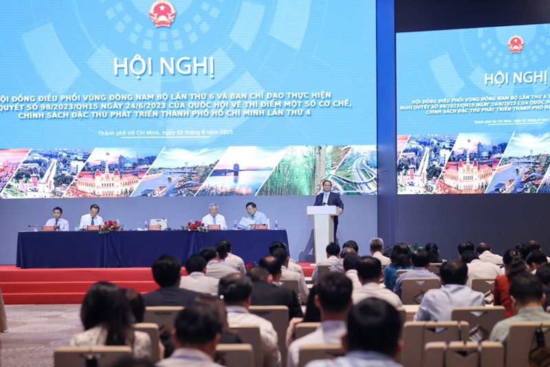 PM Pham Minh Chinh addresses the conference on August 2.