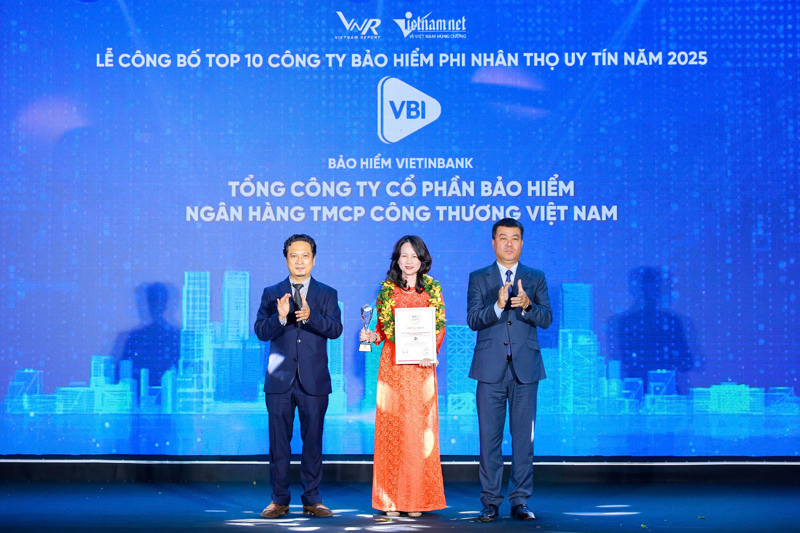 Ông Vũ Đăng Vinh, Tổng giám đốc Vietnam Report (bên trái) và ông Nguyễn Văn Bá, Tổng Biên tập báo VietnamNet (bên phải) trao cúp và chứng nhận cho đại diện Bảo hiểm VietinBank.