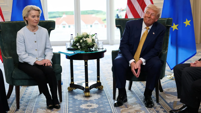 Tổng thống Mỹ Donald Trump và Chủ tịch Ủy ban Châu Âu (EU) Ursula von der Leyen tại Turnberry, Scotland, ngày 27/7/2025 - Ảnh: Reuters
