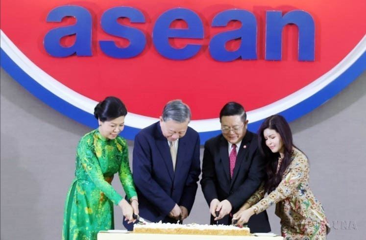 Party General Secretary To Lam (second from left) and spouse (left) join ASEAN Secretary-General Kao Kim Hourn  and spouse in cutting a cake to mark the 30th anniversary of Vietnam's ASEAN membership (Indonesia, March 10, 2025). (Photo: VNA)