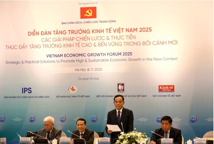 Mr. Tran Luu Quang (standing), Secretary of the Party Central Committee, and Chairman of the Central Commission  for Policy, Strategy, addresses the Vietnam Economic Growth Forum 2025. (Photo: Tri Phong)