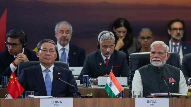 Thủ tướng Trung Quốc Lý Cường (trái) và Thủ tướng Ấn Độ Narendra Modi (phải) tham dự hội nghị thượng đỉnh BRICS tại Brazil ngày 7/7/2025 - Ảnh: Reuters